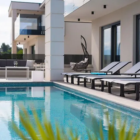 Nyaraló Luxurioese Mit Pool Und Fantastischem Meerblick By Interhome