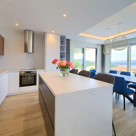 Holiday home Luxurioese Mit Pool Und Fantastischem Meerblick By Interhome